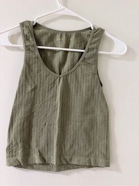 Gypsy and Jade Tank Top Womens M Olive Green Like New Textured V-Neck Chevron